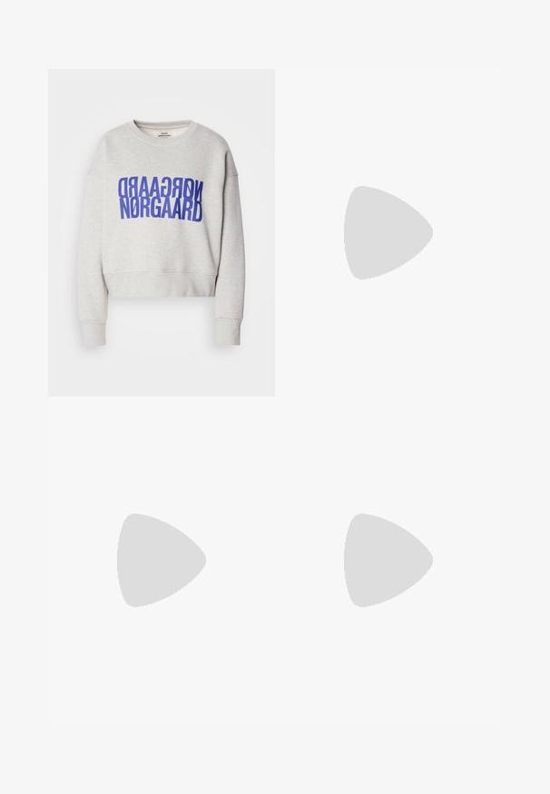 Felpa grigia corta con una grafica blu audace che presenta il testo "NORGAARD". Il materiale sembra morbido con polsini a costine. Tessuto leggero.; Jeans a gamba larga di un blu chiaro, realizzati in denim, con vita alta, lavaggio sbiadito e un sottile motivo tie-dye sulla parte anteriore.; Sneaker bassa bianca con tassello nero sul tallone, suola a piattaforma, lacci e logo "CK" di Calvin Klein sul lato.; Orecchini a cerchio in argento con un design testurizzato caratterizzato da scanalature verticali. Forma circolare con una chiusura a scatto sicura. Finitura liscia.