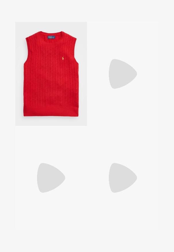 Polo Ralph Lauren SLEEVELESS - Vesta - red; Svijetloplavi traperice s ravnim nogavicama, dva prednja džepa i dva stražnja džepa. Uključuje zatvaranje na dva gumba i suptilno šivanje.; Bijela suede tenisica s mornarsko plavim prugama, gumeni potplat od smole, teksturirani gornji dio, okrugli nos, i vezice; sadrži brendiranje sa strane i na jeziku.; Siva sintetička torba s dugim drškama i pratećom malom torbicom na zip s resicom. Glatka tekstura s suptilnim uzorkom.