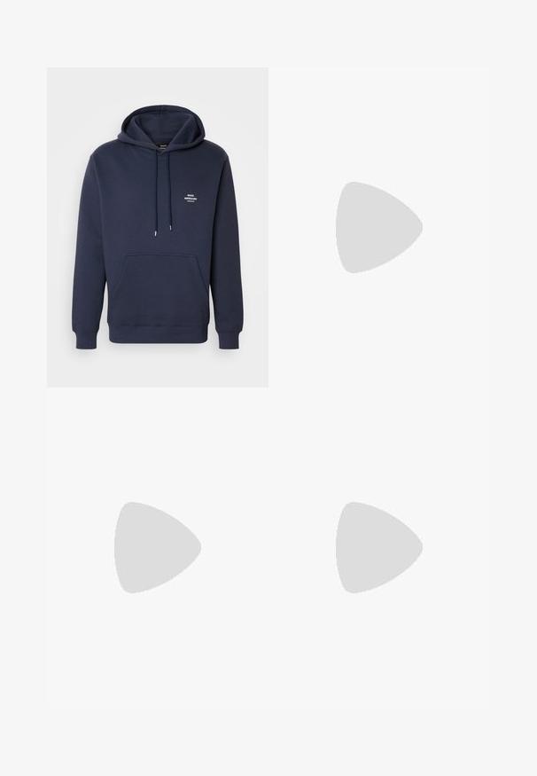 Sudadera azul marino fabricada en algodón suave, con un bolsillo canguro, capucha con cordón ajustable y un pequeño logotipo en texto blanco en el pecho.; Pantalones anchos negros con cintura abotonada y dobladillos con puños, exhibidos sobre un fondo blanco liso.; Los mocasines de cuero negro presentan una costura elevada, dos correas decorativas en la parte superior y una suela gruesa y texturizada para mayor agarre.; Bolsa tote negra de lienzo, con un gráfico de corazón yin-yang blanco. Dos asas robustas para un fácil transporte. Diseño rectangular simple.