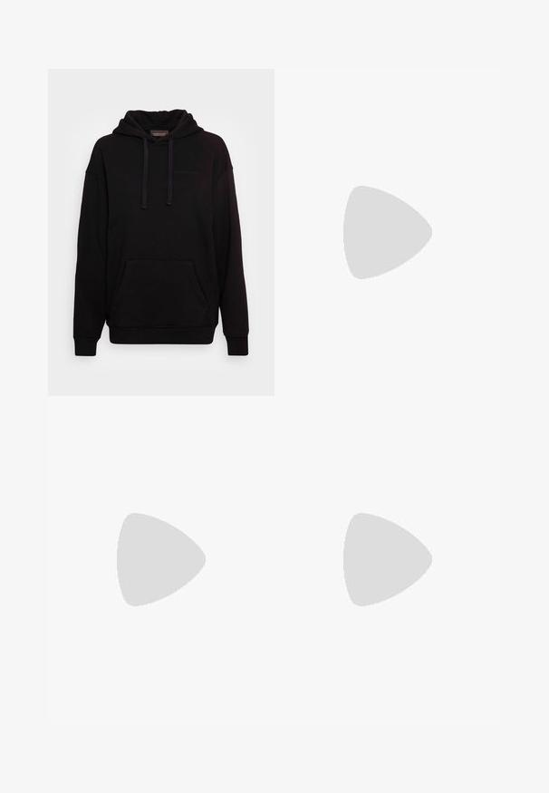 Colourful Rebel MOTH GLITTER OVERSIZED HOODIE WOMEN - Camisola - black; Calças de ganga pretas com um efeito desbotado, cinco bolsos e costura em contraste, apresentando uma abertura de perna ligeiramente larga.; Ténis de cano alto bege com uma sola chunky e texturada, design de atar e etiquetas de destaque amarelas. Parte superior de couro texturado com costura em contraste.; Óculos de sol pretos de plástico com lentes verde-escuras. O design do aro quadrado apresenta detalhes em prata e um logótipo em relevo na haste.; Mochila preta feita de tecido durável, com uma forma arredondada, um bolso frontal com fecho e dois compartimentos com fecho. Pequeno logótipo em destaque na frente.