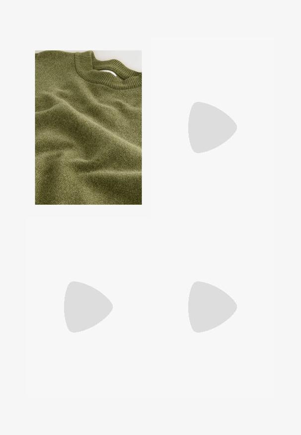 Pull olive en tissu doux et texturé ; col côtelé avec un léger design à encolure ronde ; aspect global lisse et légèrement drapé.; Pantalons blancs à jambes larges avec plis à l'avant, fermeture à un seul bouton et poches latérales. Texture lisse et design ajusté.; Mocassins en cuir noir à bout arrondi, avec un design cousu, une semelle plateforme basse et une semelle en caoutchouc texturée et crantée.; Lunettes de soleil noires de forme rectangulaire, verres foncés, accents argentés aux tempes et finition mate sur la monture.