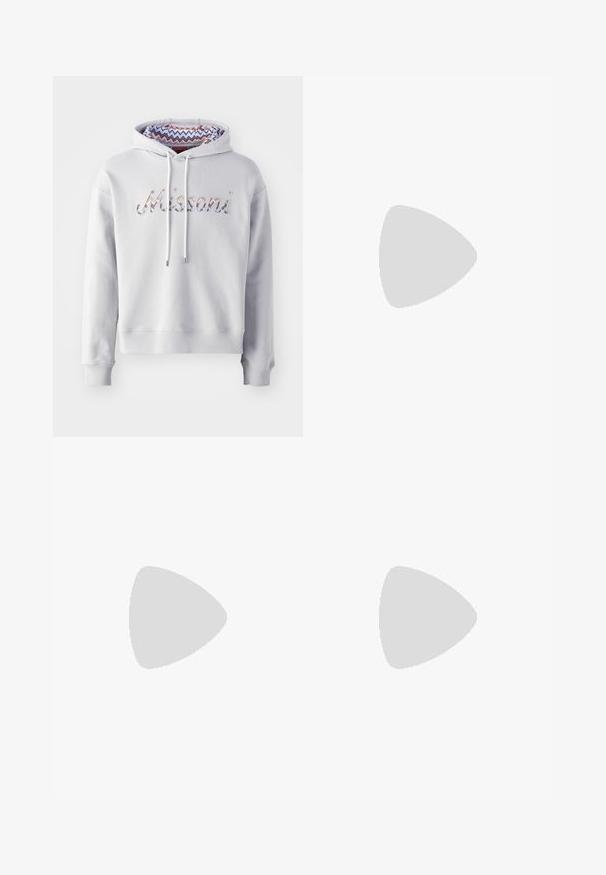 Gaiši pelēks kapučjaka ar kangaroo kabatu, ar krāsainu zigzaga rakstu oderi kapucē. "Missoni" ir izšūts daudzkrāsainā diegā.; Jūras zila pogājamā krekla ar zigzagu rakstu, garām piedurknēm, standarta apkakli un pogām gar priekšpusi. Tekstūra auduma apdare.; Gai zilu džinsi ar taisnu kāju dizainu. Iespējamā izbalēšana, pogas aizdare un piecu kabatu stils ar klasisku jostasvietu.; Melni ādas plakanie apavi ar noapaļotu pirkstu, zemu papēdi un biezu, teksturētu gumijas zoli. Iespējami šuvju akcenti un neliela logo uz sāna.