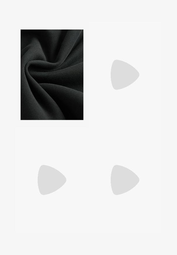 Tessuto nero con una consistenza liscia e morbida, simile a un maglione leggero. Il materiale si drappeggia in pieghe, mostrando una leggera lucentezza.; Pantaloni in denim neri a gamba larga con vita alta, dotati di tasche anteriori e posteriori, cuciture a punto, e chiusura con bottone. Texture liscia.; Bershka Sandali con tacco - black; Borsa a spalla in vernice nera con forma curvata, una tracolla, tasche frontali e dettagli in metallo argentato.