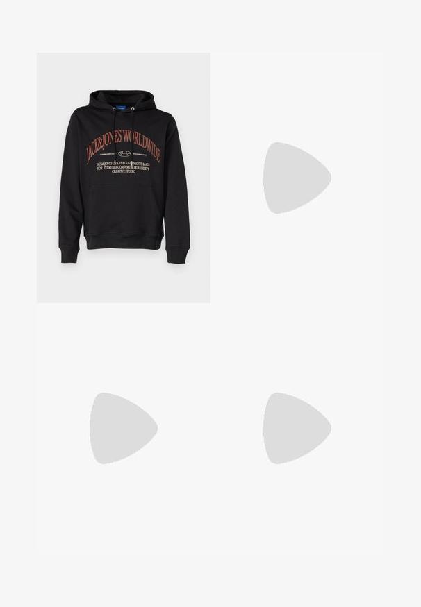 Juoda džemperis su kengūros kišene, su raudonu tekstu: "JACK&JONES WORLDWIDE" ir papildomu tekstu žemiau. Pagamintas iš švelnios medžiagos.; Šviesiai alyvuogių žalios spalvos kelnės, pagamintos iš medvilnės mišinio, su elastingu liemeniu ir raišteliu, bei dviem didelėmis šoninėmis kišenėmis.; Juodi drobės sportbačiai su rudos spalvos akcentais, baltais gumos padu, rudi raišteliai, derinami su šviesiai mėlynomis tiesiomis džinsinėmis kelnėmis. Medinis grindų fonas.; Juodos odinės pirštinės su lygiu paviršiumi, penkiomis pirštų dalimis ir subtiliais siuvinėjimo akcentais. Klasikinis dizainas, tinkantis šaltu oru.