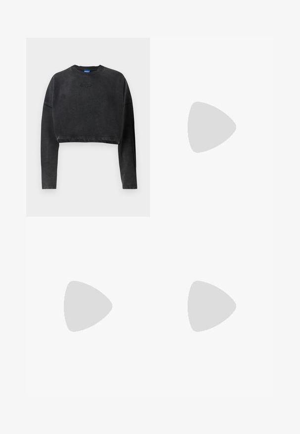 Abgeschnittenes schwarzes Sweatshirt aus weichem Stoff, mit geripptem Hals- und Bündchenabschluss sowie einem dezent Prägung-Logo auf der Vorderseite.; Schwarze, taillierte Hose mit geradem Bein, aus einem glatten Stoff und mit klaren Falten an der Vorderseite. Keine sichtbare Hardware.; Schwarzer spitz zulaufender Slingback-Schuh mit niedrigem Absatz, der aus glattem Leder gefertigt ist und seitliche Ausschnitte für Atmungsaktivität aufweist.; Schwarze Lederhandtasche mit einem strukturierten Design, das eine verkürzte Form, einen oberen Griff und goldfarbene Hardware-Details aufweist. Verstellbarer Schulterriemen ist enthalten.