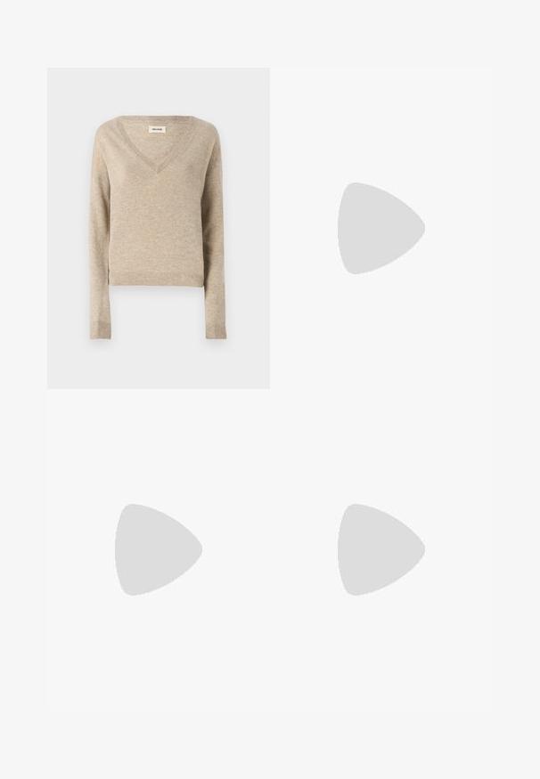 Világos bézs kötött pulóver V nyakkal, hosszú ujjal és bordás szegéllyel. Puha textúra, rövidített fazon és finom színelmések.; Világoskék farmernadrág, laza, egyenes szabással. Serteszálas, kopott és szakadt részletek jellemzik a térd környékén. Klasszikus öt zsebes stílus.; Barna bőrből készült bokacsizma négyzet alakú orral, texturált felülettel és alacsony, rakott sarkával. Hátsó húzófüllel és finom varrási részletekkel rendelkezik.; Barna krokodilbőr hatású bőr táska henger alakú, arany tónusú fémveretekkel és lecsatolható, szegecsekkel díszített pánttal.