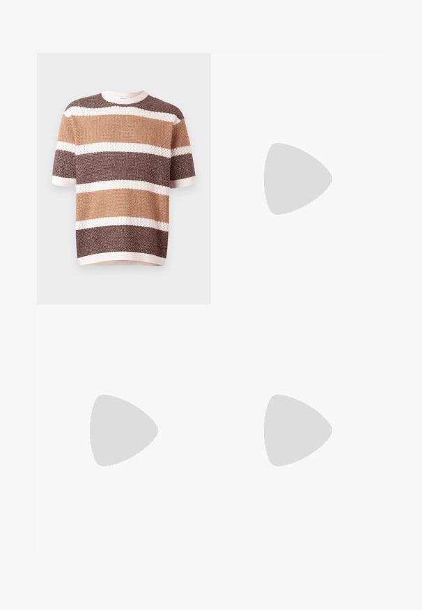 Maglione a maniche corte in maglia con strisce orizzontali in tonalità di marrone e crema. Presenta un collo rotondo e un tessuto testurizzato.; Camicia a maniche corte con bottoni di colore azzurro chiaro a righe verticali bianche. Presenta un colletto classico e un piccolo logo sul petto. Tessuto dalla consistenza liscia.; Shorts in denim azzurro chiaro con taglio classico. Presentano cinque tasche, dettagli di cucitura arancione e orli a taglio vivo.; Scarpa sportiva bianca con accenti argento e neri, parte superiore in rete, design testurizzato, suola imbottita e un modello di battistrada flessibile.