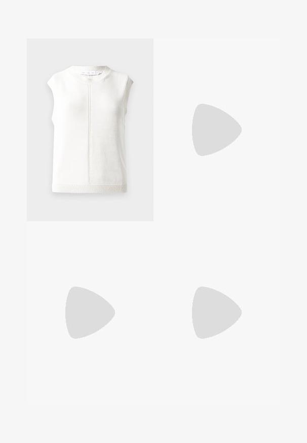 Camisetta senza maniche bianca in maglia con scollatura rotonda, orlo a costine e tessuto texture. Presenta un dettaglio di cucitura centrale che corre verticalmente.; Pantaloni bianchi a gamba larga realizzati in cotone con una texture liscia. Presentano un bottone anteriore, una zip e un design a quattro tasche.; Scarpa con tacco alto in pelle nera, con punta affilata e tacco arrotondato e bombato. Texture liscia con un design elegante e minimalista.; Borsa a tracolla in pelle marrone con texture, dotata di catena dorata e chiusura a pattina. Sul davanti presenta un dettaglio con logo e una tasca sotto la pattina.