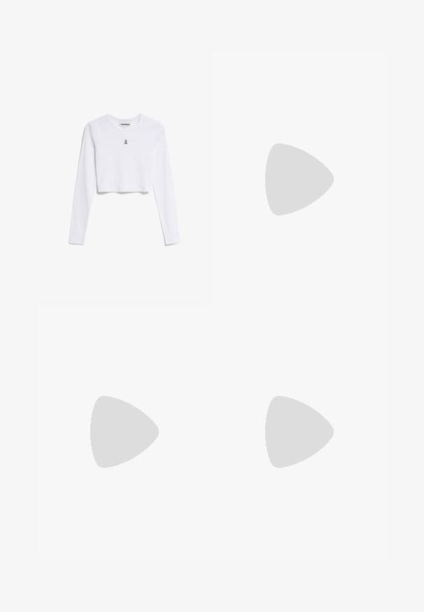 Weiße, kurz geschnittene Langarmbluse aus geripptem Stoff, mit einem kleinen schwarzen Logo in der Mitte. Einfacher Ausschnitt, leichtes Material.; Beige weite Hosen mit einer weichen Textur, mit einem vorderen Knopfverschluss, Falten am Bund und einem elastischen Rückensattel.; Low-Top Adidas Superstar Sneaker aus dunkelbraunem Leder mit cremefarbener Schale an der Spitze, weißen Streifen und dem Schriftzug "Superstar" an der Seite.; Braune Wildleder-Tasche mit zwei langen Trägern, Zugverschluss und minimalistischem Design. Glatte Textur und keine sichtbaren Hardware-Details.