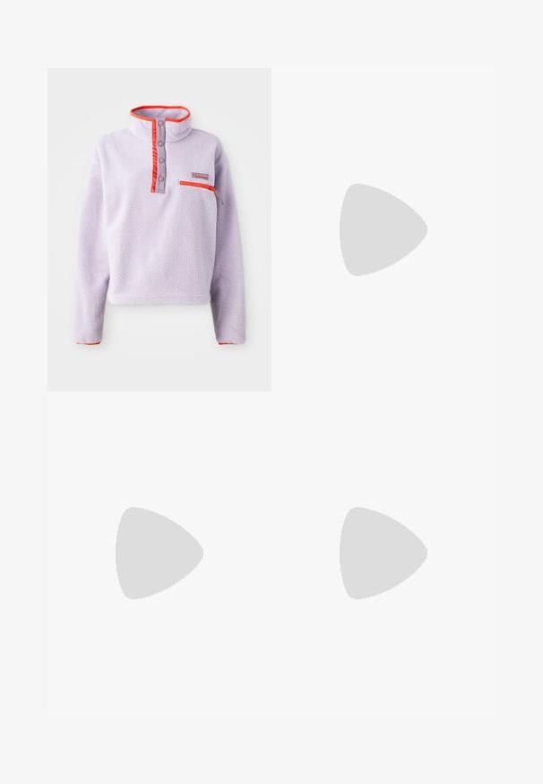 Világoslila polár pulóver magas gallérral, piros nylon díszítéssel, patentgombokkal és egy cipzáros zsebbel a bal elülső oldalon.; Szürke, ujjatlan crop top, puha anyagból készült, kerek nyakkivágással és egy kis fehér Adidas logóval a mellrészen.; Felnőtt rövidnadrágok, amelyek sokszínű levélmintával rendelkeznek sötét háttéren, rugalmas derékkal és fehér oldalsávokkal.; Fekete, csúszócipő fehér csíkokkal és texturált bőr felsőrészével, kerek díszítéssel a nyílásnál és gumírozott talppal.