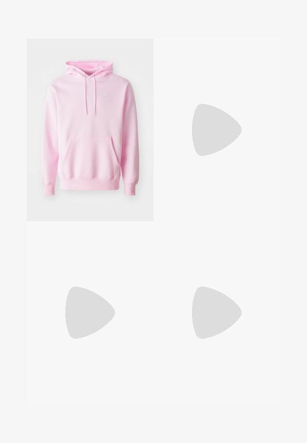Rosa hettegenser laget av bomullsblanding, med kengurulomme, snor og en liten hvit Nike-logo på brystet.; Sorte, joggebukser med elastisk liv, løs passform, mansjetter på ankler, glatt tekstur og uten synlige mønstre eller hardware-detaljer.; Hvit Nike Air Max 90 sneakers med øvre del laget av mesh og skinn, perforert tåboks og en synlig luftenhet i hælen.; Sorte solbriller med mat finish, rektangulære linser, lett kurv på brillestengene, diskret logo detaljer, og røyktinted linser.