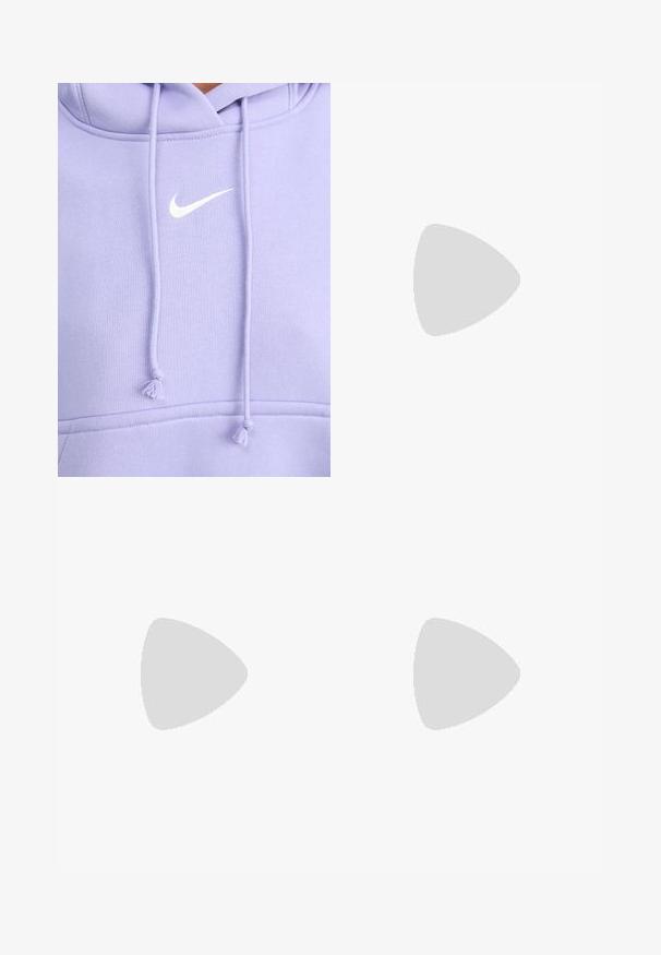 Hoodie lilás claro com logo da Nike em branco, cordões com franjas e um tecido liso e texturizado. Apresenta um design de bolso canguru.; Calças de moletom cor-de-rosa com cintura elástica e cordão. As bainhas são franzidas. Apresenta um pequeno logótipo branco da Nike na coxa esquerda.; Ténis Nike em rosa e branco, com materiais em couro e rede, apresentando designs contrastantes, bico redondo e atacadores e detalhes em rosa a condizer.; Bolsa de ombro de couro preta com forma arredondada, acabamento brilhante e ferragens prateadas. Pessoa vestindo calças largas pretas e mocassins com tachas.
