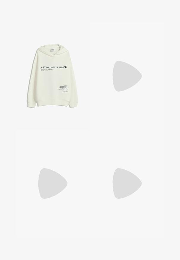 Witte hoodie met zwarte tekst "ART GALLERY LAUNCH, 147 Johnson Ave, Warehouse 5, Brooklyn, NY 11206" en een poëtische zin op de voorkant.; Zwarte broek met wijde pijpen, voorzien van een elastische tailleband en een trekkoord. Zachte stof met een gladde textuur. Rechte snit met zijnaad.; Sportschoenen met een witte leren bovenkant, grijze suède neus en drie zwarte strepen. Bevat een blauw logo op de tong en een gestructureerde rubberen zool.; Zwarte, hoekige zonnebril met grijze lenzen; gemaakt van plastic, met dikke armen met een gladde oppervlakte en zonder zichtbare hardware.