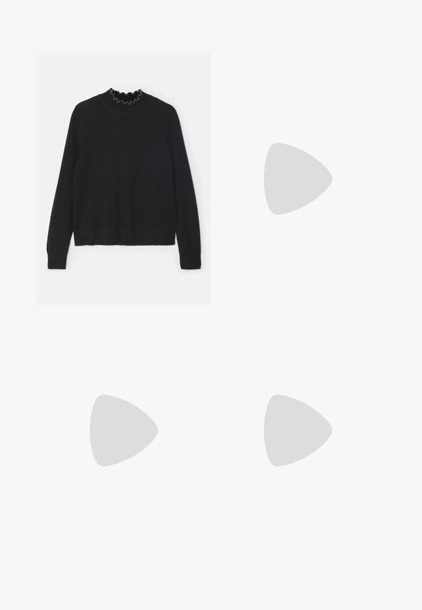 sandro ALEX - Jersey de punto - noir; Pantalones negros de tela suave con cintura alta, piernas amplias, pliegues frontales y lazos de cinturón clásicos. No hay bolsillos laterales visibles.; Stuart Weitzman POWER 75 - Zapatos altos - black; Bolso cruzado de cuero negro con dos bolsillos frontales, hebillas doradas, cierre de cremallera y una correa delgada. Superficie texturizada y forma rectangular compacta.