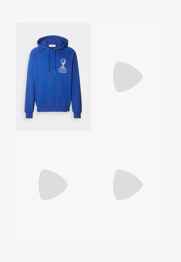 Zila kapuce ar priekšpusi, uz kuras attēlots trofejas un basketbola grafika, ar aukliņām un ribotām piedurknēm un apakšmalu. Mīksts materiāls un brīva piegriezuma.; Balta kokvilnas T-krekla ar īsām piedurknēm, apaļu kakla izgriezumu un gludu tekstūru. Vienkāršs dizains bez rakstiem vai grafikas.; Tumši zils denim džinsu bikses ar taisnu kāju griezumu, ar rāvējslēdzēju, metāla pogām un vara kniedēm. Viegla tekstūra, nav redzamu rakstu.; Melnas ādas kurpes ar noapaļotu purngalu, mezglu dizainu un biezu, strukturētu gumijas zoli. Satur šuvju detaļas gar malu un gludu apdari.