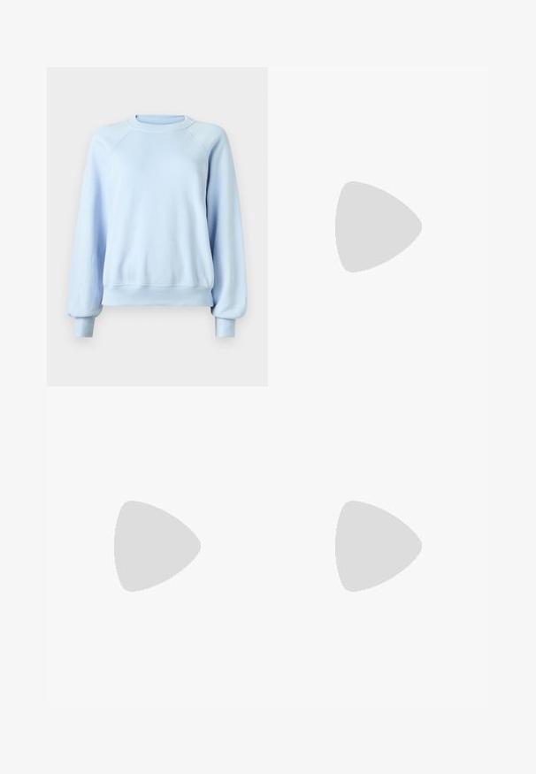 Sweatshirt de manga longa em azul claro, com gola redonda e punhos e bainha canelados, exibido sobre um fundo branco simples.; Calças de ganga de perna larga com um gradiente de azul claro a escuro, cintura alta, passantes para cinto e um cinto de tecido a condizer. Acabamento em ganga texturizada.; Sandy em verniz preto com salto slingback, ponta afilada e salto geométrico. Apresenta um design elegante e minimalista com textura suave.; Bolsa de couro preta com forma curva, alça destacável e detalhes em dourado. A bolsa possui uma aba com detalhe de fivela.