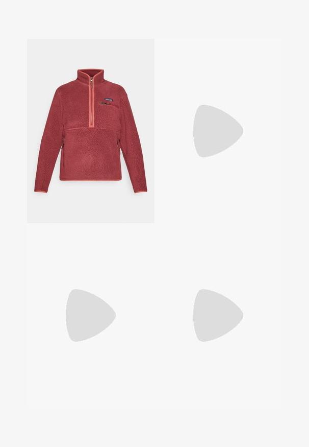 Rød fleece-pull med kvart glidelås, glidelåslomme på brystet og Patagonia-logo på venstre bryst.; Blå kortermet t-skjorte laget av teksturert stoff, med en hvit Columbia-logo på brystet, rund hals og tettsittende design.; Svart treningstights med høy midje, med en teksturert design, kontrasterende grå paneler, sidelommer og tettsittende mansjetter.; Columbia PEAKFREAK™ II OUTDRY™ - Fjellsko - blue heron/skylight
