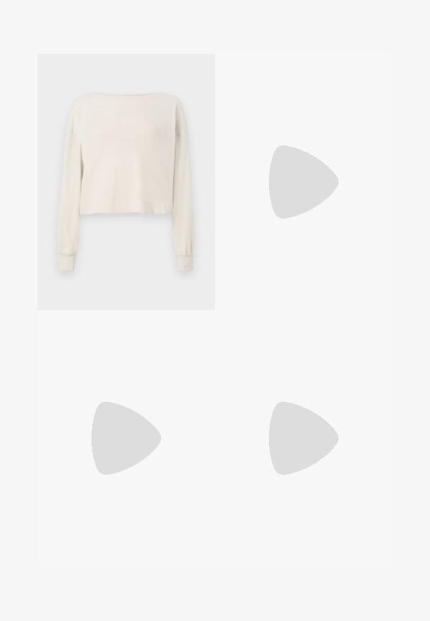 Sweater cropped de manga longa, off-white, com um decote amplo e punhos canelados, sobre um fundo branco.; Calças largas de cor castanho-escuro, feitas de um tecido leve, com uma cintura alta, pregas e dois bolsos laterais, apresentando uma faixa elástica na cintura.; Sapatilha de ballet em pele preta com bico apontado, salto baixo e textura suave. Design minimalista com um detalhe lateral discreto.; Bolsa de couro preta com um design de topo franzido, apresentando duas alças curtas e uma alça longa ajustável. Textura suave, formato arredondado.