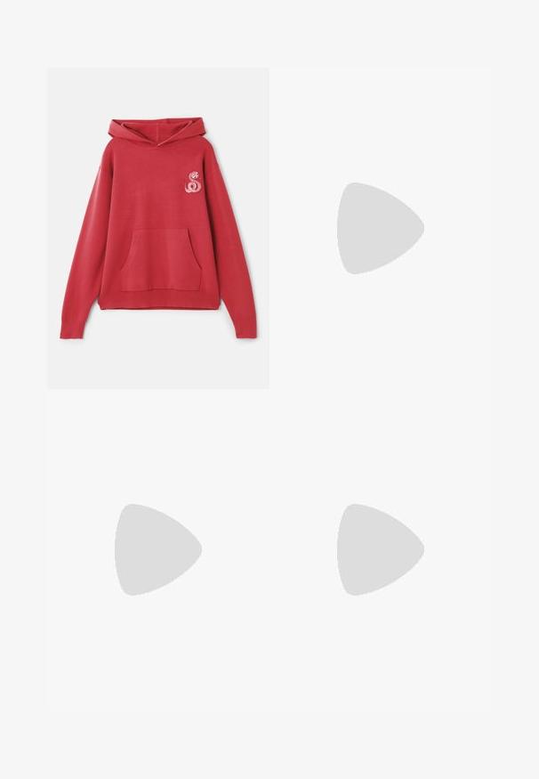 Sarkans kapuce krekls, izgatavots no mīksta auduma, ar priekšējo kabatu un dekoratīvu rozā čūskas izšuvumu kreisajā krūšu daļā.; Melni platbagāžnieki ar plecu priekšpusi, sānu kabatām un gludu auduma tekstūru. Izstrādāti brīvai piegulšanai.; Melnas ādas mokasīni ar pērlītēm uzsvaru, ar masīvu melnu zoli un dzeltenu šuvumu gar malu. Ar teksturētu apdari.; Melnas auduma plecu soma ar izliekta formu, sākotnēji ar vienu siksnu un ar rāvējslēdzēja aizdari. Mīksta tekstūra, minimālisma dizains.