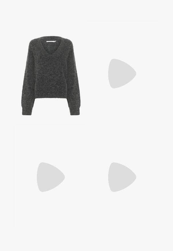 Maglione grigio, soffice, con scollo a V, spalle scese e maniche lunghe. Il tessuto strutturato aggiunge profondità, creando un aspetto accogliente.; Pantaloni wide-leg in denim scuro con pieghe in vita, dotati di un bottone frontale e passanti per cintura. Texture liscia e design a lunghezza completa.; Pumps slingback in vernice nera con punta affusolata, ritagli laterali aperti, tacco sottile e cinturino alla caviglia regolabile.; Borsa a mano in pelle nera con una texture liscia, forma arrotondata, dettagli in hardware dorato e doppi manici. Presenta un lucchetto decorativo sul lato.