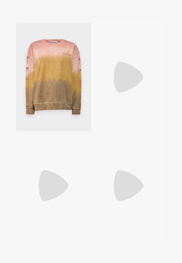 Sweatshirt a maniche lunghe in tie-dye nei colori rosa, giallo e marrone con il testo "HELMSTEDT" sul petto e grafiche di funghi rossi lungo entrambe le maniche.; Top bianco senza maniche realizzato in tessuto a coste elasticizzato, caratterizzato da un collo rotondo. Texture liscia, forma aderente.; Pantaloni corti giallo chiaro con vita elasticizzata realizzati in tessuto morbido. Caratterizzati da una vestibilità ampia, un taglio alla lunghezza del ginocchio e un orlo semplice senza tasche o decorazioni aggiuntive.; Zoccoli in suede beige con punta arrotondata, cinturino regolabile e fibbia, suola intermedia in sughero e suola in gomma nera testurizzata per una migliore aderenza.