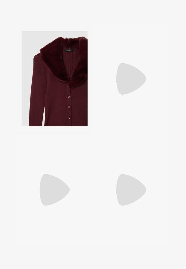 Cardigan borgogna a coste con colletto in pelliccia finta, dotato di bottoni frontali e un design aderente. Texture morbida e aspetto caldo.; Pantaloni culotte neri in poliestere con una cintura elastica, due pieghe frontali e una silhouette ampia. Nessun motivo visibile o dettagli in metallo.; Infradito neri con una finitura lucida, tre sottili cinturini e un dettaglio hardware circolare sulla punta. Design elegante con un tacco minimale.; Borsa a tracolla nera in pelle con una forma curva, manico rimovibile e accessori dorati. La borsa presenta una patta con un dettaglio a fibbia.
