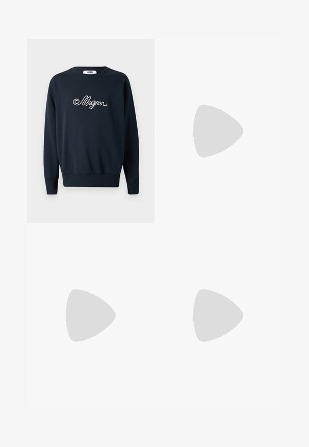 Felpa navy con colletto a giro, maniche lunghe, polsini e orlo a costine; presenta un testo decorativo ricamato in argento sul davanti.; Pantaloni neri plissettati con tessuto testurizzato, caratterizzati da un design a gamba dritta e una vita standard. Senza tasche visibili o componenti metallici.; Sneaker in suede nero con suola in gomma bianca, caratterizzato da cuciture tonali e design con lacci. Texture liscia con una forma moderna e aerodinamica.; Occhiali da sole aviator neri con lenti scure, sottile montatura in metallo e bracci in plastica snodati con accenti del logo.