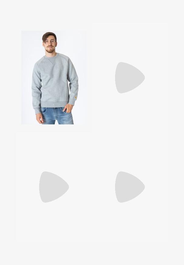 Carhartt WIP CHASE - Sweatshirt - ash heather; Chemise blanche à manches longues avec boutons, fabriquée dans un tissu lisse. Dotée d'un col classique, de boutons sur le devant et de poignets à un bouton. Design ajusté.; Pantalons en coton beige au design droit, avec poches avant et fermeture à bouton. Texture lisse avec un minimum de détails.; Basket en daim beige avec des rayures noires et le texte "Spezial", dotée d'une semelle en caoutchouc texturé et d'un design classique à lacets.; Lunettes de soleil carrées avec une monture en acétate écaille de tortue et des verres transparents. Elles présentent des branches larges et une finition mate, améliorant ainsi la durabilité globale.