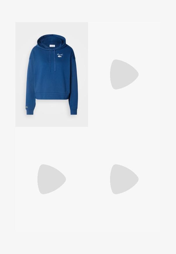 Mørkeblå kort hoodie laget av bomull, med kengurulomme, snorhette og brodert logo på brystet og ermet.; Svart bomull T-skjorte med rund hals, korte ermer og en liten grønn brodert logo på venstre bryst. Enkelt design.; Svarte vide bukser med elastisk midjebånd. Laget av et mykt og lett materiale. Har vertikale sømmer langs fronten.; Beige elefantsko med hvit lærhæl og gummisåle. Har snøring og et krokodillelogo på siden. Enkel design.