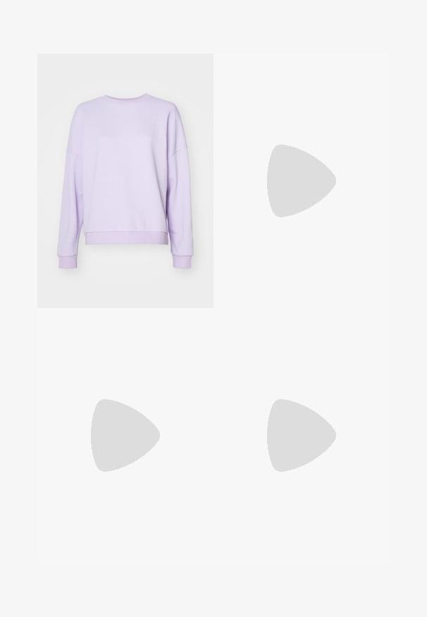 Felpa girocollo in lavanda con maniche lunghe, scollatura rotonda, polsini e orlo a costine, realizzata in morbido tessuto misto cotone.; Abito senza maniche color crema con taglio dritto, tessuto morbido e design minimalista. Texture leggera e soffice senza hardware o dettagli visibili.; Scarpa sportiva con tomaia in mesh grigio chiaro e accenti in suede, lacci bianchi e suola in gomma nera. Dettaglio di ammortizzazione ABZORB notevole.; Foulard in seta turchese con intricati motivi a tema marino, tra cui sirene, conchiglie e corallo, incorniciato da un bordo decorativo.; Borsa a tracolla in paglia intrecciata con una forma ampia e affusolata, dotata di due manici in pelle nera. Colore beige naturale con una superficie texture.