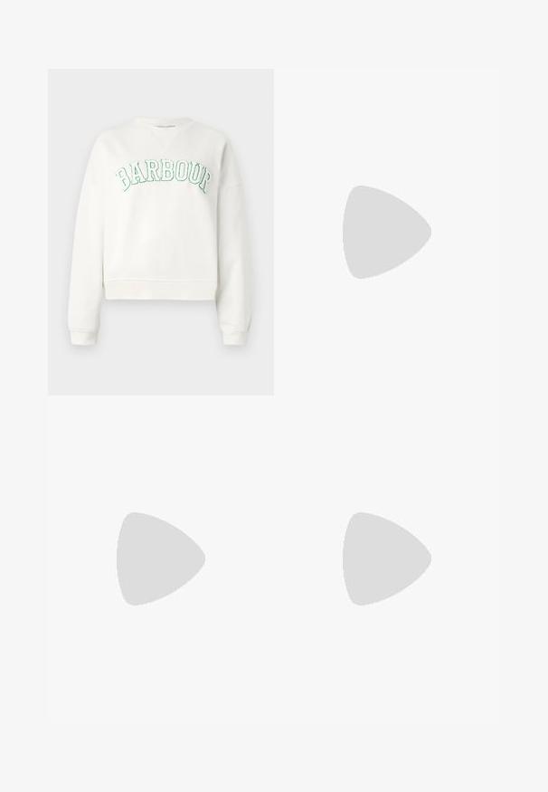 Fehér, rövidített kapucnis pulóver, kerek nyakkivágással és hosszú ujjakkal. Az elején zöld hímzéssel van feltüntetve a "BARBOUR" felirat. Puha tapintású.; Világoskék, trapéz fazonú farmernadrág, magas derékkal, elülső zsebekkel és nyers szegéllyel a szárakon, amely laza megjelenést kölcsönöz.; Fekete bőr loafer cipők kerek orral, vastag, texturált talppal és minimális varrási részletekkel. Áramvonalas dizájn, látható fűzők vagy fém részek nélkül.; Fekete bőr válltáska puha tapintással, háromszög alakú, állítható pánttal, világoskék csíkos inggel és fehér nadrággal párosítva.