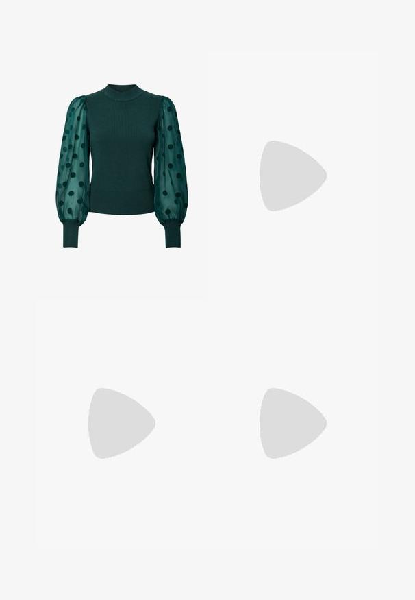 Žalias dryžuotas megztinis su aukštu kaklu ir permatomomis pūstomis rankovėmis, papuoštomis juodomis taškuotėmis. Prigludusi apatinė ir rankogaliai užbaigia šią dizaino idėją.; Tamsiai žalia medvilninė mini sijonas su prigludusia liemene, diržu ir priekinių klosčių detalėmis. Yra siuvinėjimo detalės ir klasikinis kirpimas.; Juodos iki kelių odinės botai su lygiu paviršiumi, apvaliu pirštu, stambiu padu ir užtrauktuku. Ant šono yra sidabrinė logo.; Sidabrinės auskarų kabliukų formos auskarai, papuošti aiškiais, stačiakampiais ir trikampiais kristalais, kurie išdėstyti raštuotu dizainu. Tvirtinimai, užtikrinantys saugų prilaikymą.