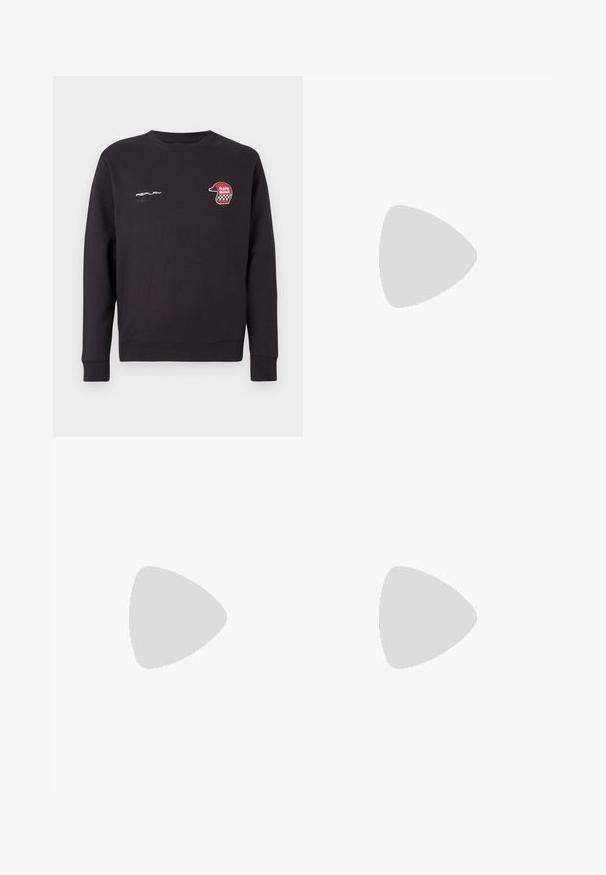 Zwarte sweatshirt van katoen, met een ronde hals, ribgebreide manchetten en een rode helm graphic met geblokte accenten. "REPLAY" logo geborduurd.; Witte T-shirt met korte mouwen en zwarte accenten. Bevat het logo "REPLAY FC" en de tekst "Highperformance" in een sportieve lettertype. Gemaakt van een glad materiaal.; Zwarte denim jeans met een rechte pijp, voorzien van vijf zakken, een knoopsluiting en subtiele vervaging langs de stof.; Replay FIELD MELT 25 - Sneakers laag - black