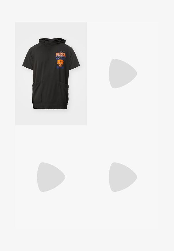 Haut à capuche noir à manches courtes avec un col montant, orné de graphismes orange et bleu, d'une tête de lion et de deux poches avant zippées.; Pantalons noirs en tissu durable, dotés d'une coupe droite, d'une taille avec passants de ceinture et de coutures pour une texture ajoutée.; Baskets Puma en daim blanc et noir, avec une semelle en caoutchouc marron. Associées à des chaussettes blanches arborant un logo noir, portées avec un pantalon sombre.; Collier en chaîne dorée avec de grands maillons entrelacés, présentant un détail de pendentif circulaire au centre avec un emblème en relief.