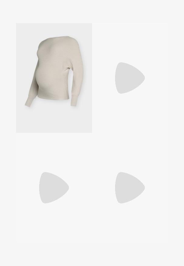 Kremasti pletivi majica za trudnice s rebrastim uzorkom, širokim izrezom i dugim rukavima, ističući mekani teksturu i ležerni dizajn.; Crne kožne hlače s glatkom teksturom, ravnog kroja, s dva prednja džepa i vidljivim šavovima.; Crne kožne pumpe s oštrim vrhom i niskom blok petom. Sadrže remen oko gležnja s zlatnim kopčanjem. Glatka tekstura.; Crna kožna torba s oblikom ugla, s tankom trakicom i zlatnim detaljima, koja ima oznaku s logom na prednjem preklopu.