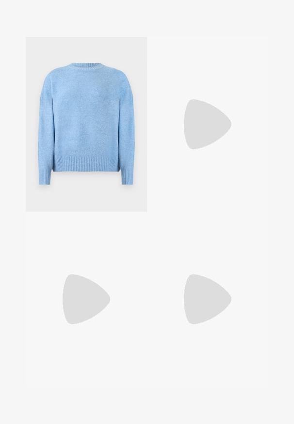 Hellblau gestrickter Pullover mit Rundhalsausschnitt, gerippten Bündchen und Saum, der eine weiche und strukturierte Oberfläche aufweist.; Schwarze Hose mit geradem Schnitt, ausgestattet mit Fronttaschen und Seitenschlitzen am Saum. Hergestellt aus weichem, glattem Stoff. Geeignet für verschiedene Anlässe.; Schwarze patentierte Sandalen mit Absatz, quadratischer Spitze, Knöchelriemen und silbernen Schnallen. Mit einem stabilen Blockabsatz für mehr Stabilität.; Schwarze Laptoptasche aus Leder mit glatter Textur, rechteckiger Form und zwei langen Griffen. Keine sichtbaren Beschläge oder Verzierungen.