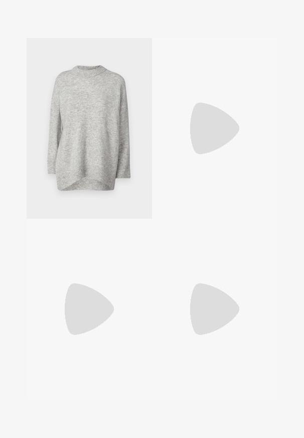 ONLY Petite ONLSILJA LOOSE PULLOVER - Maglione - light grey; Maglia da calcio a maniche lunghe bianca con strisce verticali azzurro chiaro. Presenta un colletto nero, polsini neri e il logo "URTRN" in nero.; Pantaloni sportivi neri con vita elastica, caratterizzati da un design a strati e un piccolo logo Nike bianco in basso a sinistra. Materiale leggero.; Mocassini in pelle nera con punta arrotondata, dotati di un dettaglio frangiato e una fascia decorativa sulla parte anteriore, poggiati su un tacco spesso.; Sciarpa blu intrecciata con estremità frangiate, texture liscia, forma rettangolare e colore uniforme su tutta la superficie. Adatta per il freddo.