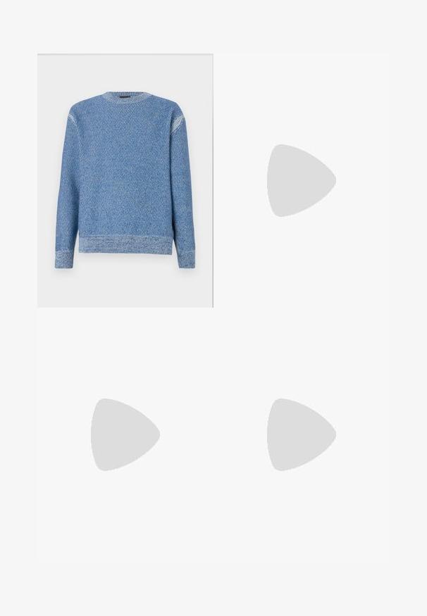 Blauer Strickpullover mit strukturiertem Muster, runder Ausschnitt und gerippten Bündchen und Saum. Der Stoff wirkt weich und hat eine mittlere Dicke.; Dunkelblaue Jeans aus Denim mit geradem Bein, sichtbaren Nähten, fünf Taschen und einem Knopfverschluss am Bund.; Marineblaue Wildleder Low-Top Sneaker mit weißer Sohle, marineblauen Schnürsenkeln und goldenem "Filling Pieces" Logo an der Seite.; Schwarze Lederakte mit doppelten Obergriffen, einer Fronttasche und einem abnehmbaren Tragegurt, mit subtiler Markierung am Boden.
