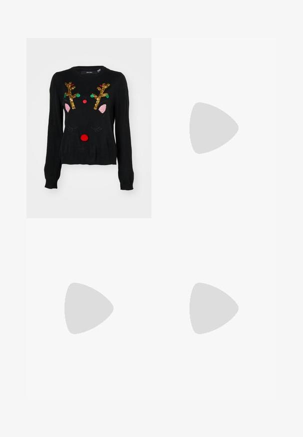 Pulover negru cu un design de ren, având coarne din paiete aurii, detalii roz la urechi, nas din pom-pom roșu și accente din mărgele verzi și roșii.; Jeans de culoare albastru deschis, cu talie înaltă și croială largă, având un design cu cinci buzunare, închidere cu nasture și paspoale pentru curea, asortați cu un top alb ajustat cu mâneci lungi.; Pantofi din piele lacuită neagră cu o talpă platformă masivă și șireturi groase. Vârf rotunjit, detalii minime și o mică bucată de suport la spate.; Ochelari de soare cu ramă metalică, dotati cu lentile ovale verzi. Ramă subțire din metal argintiu și ușițe negre. Design minimalist, fără logo-uri vizibile.