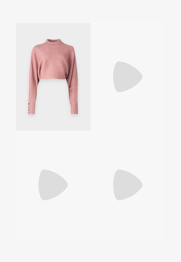 Svetr v pleteném stylu s žebrovaným vzorem v jemně růžové barvě, s vysokým výstřihem, zkráceným střihem a širokými rukávy, které jsou ozdobeny dekorativními knoflíky.; Černé kalhoty na míru se střihem do rovna, které mají hladkou texturu a ostré sklady na přední straně. Bez viditelného kování.; Černá kožená vysoká bota s kulatou špičkou, hladkou texturou, minimalistickým designem a plochou podrážkou. Jednoduché švy na holeně.; Černá kožená kabelka se strukturovaným designem, jejíž tvar je zkrácený, má horní rukojeť a zlaté kovové detaily. Součástí je i nastavitelný ramenní popruh.