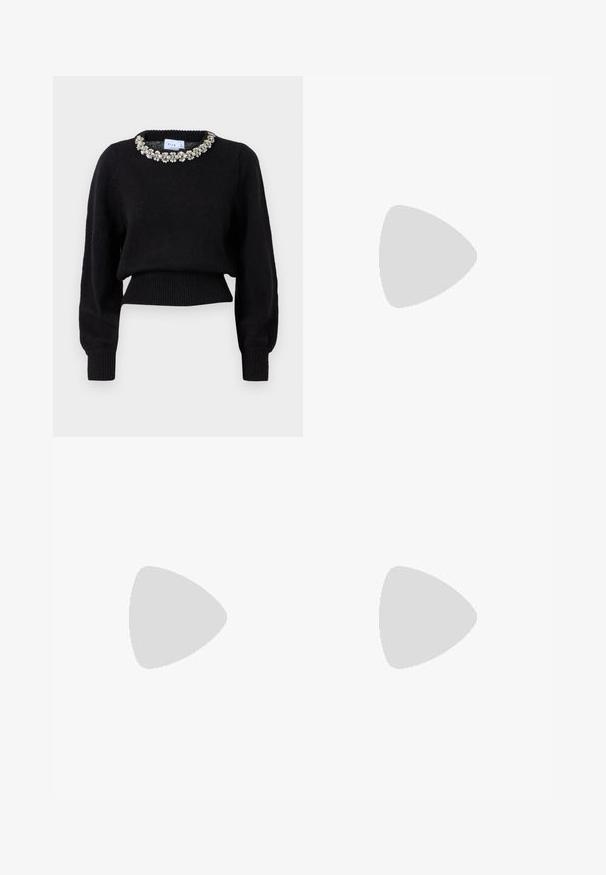 Schwarzer, kurz geschnittener Pullover aus Strickstoff mit langen Ärmeln und einem dekorativen, mit Perlen verzierten Ausschnitt. Gerippte Bündchen und Saum.; Noisy May NMJANNEL LOOSE - Jeans Relaxed Fit - black denim; Schwarze Lederstiefeletten mit runder Zehenpartie, Schnürung vorne und einer dicken Gummisohle mit strukturiertem Profil. Mit Zugschlaufe an der Rückseite.; Silberne Creolen mit minimalistischem Design. Rundform, glatte Oberfläche und dünnes Profil. Leichtgewichtig mit hochglänzender Oberfläche.