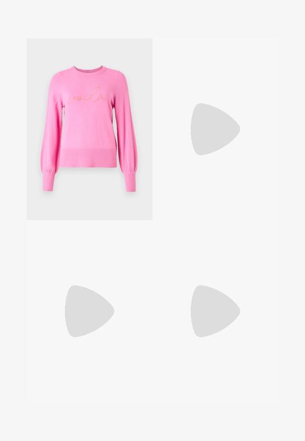 Pull rose avec un col et des poignets côtelés, à coupe décontractée, et portant "voilà" brodé en fil contrasté sur le devant.; Jeans en denim noir évasés à taille haute, avec des coutures latérales et une finition nette à l'ourlet. Le tissu a une texture lisse avec une légère élasticité.; Bottes noires à la cheville en cuir lisse, dotées d'une fermeture éclair sur le côté, d'un talon épais texturé et d'une conception à bout rond.; Sac fourre-tout noir en cuir lisse, doté d'un haut ouvert et courbé avec deux brides d'épaule et un design minimaliste.