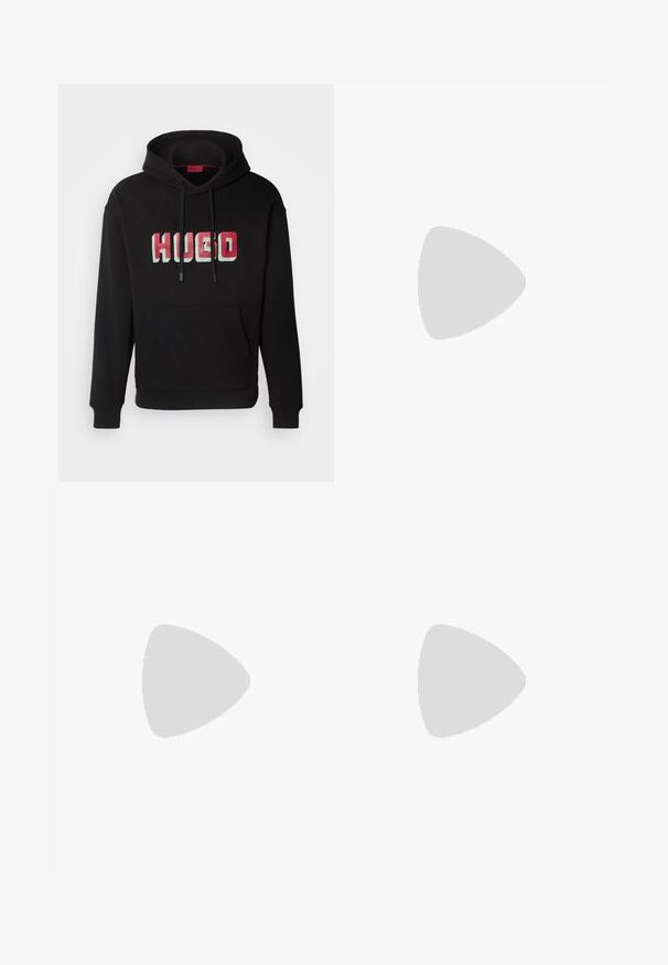 Juodas hoodie su priekinėmis kengūros kišenėmis, reguliuojamu šnurku ant galvos ir dideliu raudonu bei baltu "HUGO" logotipu ant krūtinės.; Balta medvilninė marškinė su apykaklės išpjova ir trumpomis rankovėmis, pasižyminti smulkia tekstūra ir minimalistiniu dizainu. Nėra raštų ar dekoro.; Juodi džinsai su tiesiu kirpimu, su mygtuku ir užtrauktuku, penkiais kišenėmis ir subtiliomis siūlėmis.; Juodas odinis batų modelis su raišteliais, apvaliu nosiu, lygiu paviršiumi, minimaliai siuvinėjimu ir žemu guminėmis pakulne. Ant pakulnės šalia logo.