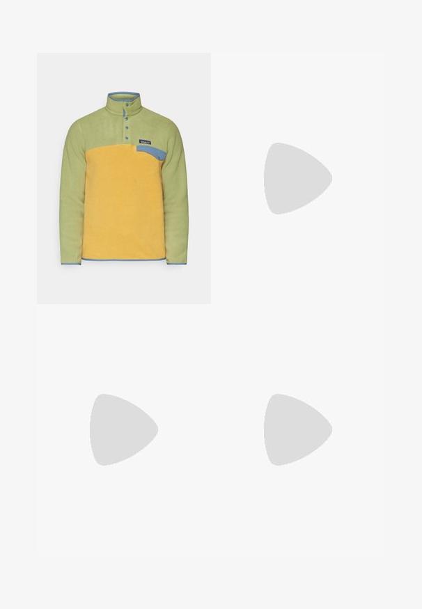 Patagonia SNAP - Pulover din fleece - pufferfish gold; Tricou alb cu maneci scurte, cu guler rotund, având logo-ul The North Face pe pieptul stâng și textul "Lightrange" aproape de tivul de jos.; Pantaloni sportivi ușori, gri, cu accente negre. Talie elastică, închidere cu șnur, design cu picior tapered și buzunare laterale.; Adidași impermeabili maro, cu un superior texturat, accente perforate, suport pentru călcâie negru și o talpă din cauciuc gri. Șireturile au vârfuri metalice.