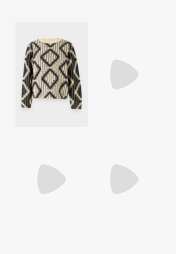 Pull noir et crème à motifs avec un design géométrique en losanges, encolure ronde et manches longues avec des poignets côtelés.; Jean en denim bleu clair avec une coupe droite, doté d'une taille haute, de cinq poches et de détails d'ourlet effiloché.; Escarpin à bout pointu en tissu bleu clair avec une finition texturée, muni d'un accent en nœud et d'une bride à la cheville pour un maintien sécurisé.; Sac à main en cuir noir avec une forme courbée, bandoulière amovible et des accessoires en or. Le sac est doté d'un rabat avec un détail de boucle.