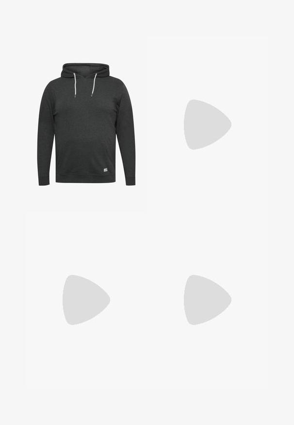 Felpa con cappuccio grigia scura realizzata in morbido tessuto misto. Caratterizzata da una tasca frontale, cordini regolabili e polsini e orlo a coste.; Pantaloni neri in cotone con design a gamba dritta, dotati di chiusura a bottone, tasche frontali e posteriori, e texture liscia.; Mocassini in suede marrone con profilo basso e punta arrotondata. Presentano una fascia decorativa sulla parte superiore, suola piatta in gomma e nessuna cucitura visibile.; Orologio digitale da polso con cinturino in gomma nera, cassa rettangolare e lente. Visualizza l'ora, la mappa del fuso orario mondiale e pulsanti per la sveglia e la luce.
