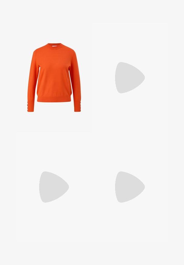 Orangenes Strickpullover mit hohem Kragen, langen Ärmeln und Knopfdetails an den Bündchen. Glatte Textur und leicht taillierte Passform.; Braune Weite-Leg-Hosen mit einer glatten Textur, hoher Taille und Vorderfalten. Der Stoff ist leicht und fällt locker.; Braune Leder-Sandale mit überkreuzten Riemen, einem Knöchelriemen mit Schnalle und einer flachen Sohle mit minimalen Nähdetails.; Braune Lederhandtasche mit gerafftem Oberteil und Kettenriemen. Glatte Textur mit glänzendem Finish und subtilen Nahtdetails an den Seiten.