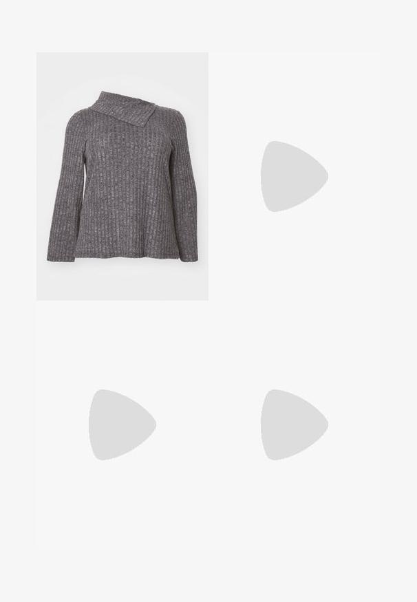 Haut à manches longues gris à côtes avec un col asymétrique, présentant un tissu texturé et une coupe ample et décontractée.; Jeans à jambes larges en denim bleu foncé. Comprend cinq poches, des passants de ceinture et un ourlet brut en bas avec des détails de couture visibles.; Des chaussures de sport noires et grises présentent un dessus en mesh, des semelles épaisses et des lacets. Elles ont un bout arrondi et des détails de rembourrage visibles.; Sac à main en cuir noir avec une forme arrondie, finition brillante et quincaillerie en argent. Personne portant un pantalon large noir et des mocassins cloutés.