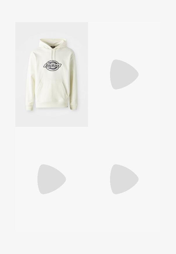Kremfarget hettegenser laget av myk stoff med en frontlomme. Har en svart logo på et rundt design. Ribbestrikkede mansjetter og hem.; Svarte denimbukser med løs passform, med kontrastfylt hvit søm, knappelukking og rett ben-design.; Svart skinn loafers med en kvastdetalj, med en tjock svart sula och gul sömnad längs kanten. Texturerad yta.; Tre-lags sølvmetallkjede med elegante, fleksible kjeder med en svak glans, sikret med en krabbe-lås og justerbar kjede.