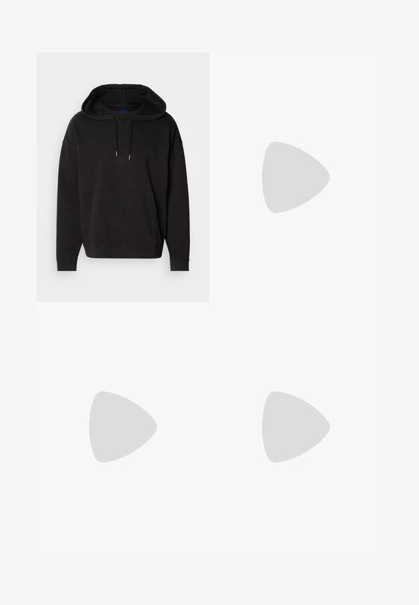 Μαύρο φούτερ με μεγάλη μπροστινή τσέπη, κουκούλα με κορδόνι και χαλαρή εφαρμογή. Φτιαγμένο από μαλακό ύφασμα με μανίκια και τελείωμα με ριμπ.; Λευκό βαμβα�κερό T-shirt με στρογγυλή λαιμόκοψη, κοντά μανίκια και μια διακριτική ανάγλυφη λογότυπο στο στήθος. Η εσωτερική ετικέτα έχει πορτοκαλί λεπτομέρεια.; Μπλε τζιν παντελόνι με ψηλή μέση, ίσια γραμμή και διακριτική φθορά. Διαθέτει κλασικό στυλ πέντε τσέπες και κλείσιμο με φερμουάρ.; Λευκά αθλητικά παπούτσια από πλέγμα και σουέτ, με υφή στη σόλα, υφές σε διάφορα σημεία και λογότυπο "HUGO" στο πλάι.